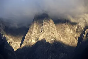Jade Dragon Snow Mountain Drucke: Mountain range in clouds, Alpenglow