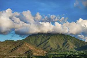 Bilder Datiert 18. Oktober 2024: Ein Gebirgskamm mit wolkenverhangenem Himmel im Hintergrund.
