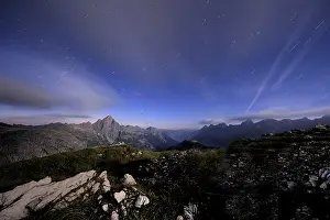 Long Exposure Mountain Photography Drucke: Mountain range under a full moon and star trails