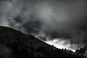 Overcast Sky Scenery Drucke: Mountain ridge with dramatic clouds