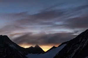 Dramatic Mountain Landscape Drucke: Mountain ridge at sunrise with dramatic clouds