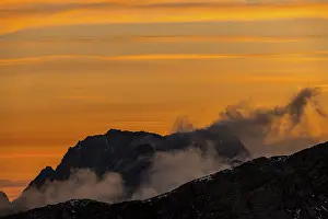 Morning Sunlight On Mountains Drucke: Mountain ridge at sunrise with dramatic clouds