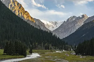 Wild River Scenery Drucke: Mountain river, Dramatic mountains with glaciers