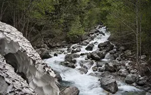 Fluss Drucke: Bergfluss, Italien.