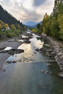 Uninhabited Countryside Landscapes Drucke: The mountain river Verdon on the average current in the autumn