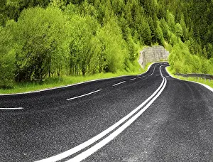 Long Distance Traffic Europe Drucke: Empty mountain road in spring