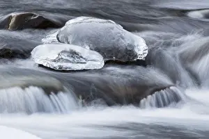 Long Exposure Water Flow Drucke: Mountain stream with ice in winter