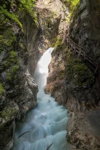Wolfsklamm Waterfall Drucke: Mountain stream with waterfall