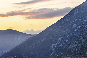 Evening Sun Over Mountains Drucke: Mountain sunset and colored sky with clouds