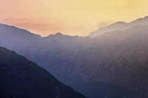 Atmospheric Light Of The Setting Sun Drucke: Mountain sunset and colored sky with clouds