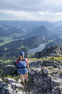 Eastern European Mountain Range Drucke: Mountaineer at the summit of the Scheffauer