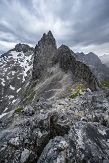 Wetterstein Mountain Range Drucke: Mountains in dramatic clouds, view from the summit of the Westliche Torlspitze