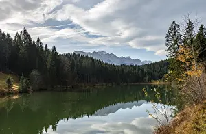 Alpine Foothills Scenery Drucke: Mountains and forest reflected in the lake