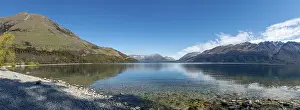 Berge im See spiegeln.