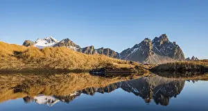 Iceland Panorama Drucke: Mountains are reflected in a small lake