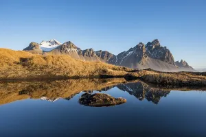 Stokksnes Headland Photo Drucke: Mountains are reflected in a small lake