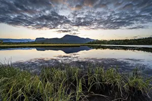 Lapland Sweden Drucke: Mountains reflected in small lake