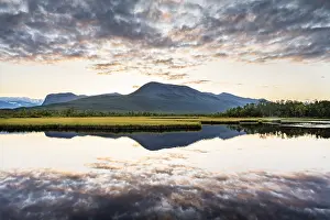 Lapland Sweden Drucke: Mountains reflected in small lake