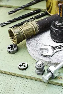 Industrial Repair Equipment Drucke: Mounting and threading tool background iron pipes