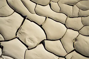 Global Warming Effects Drucke: Mud patterns formed due to drought in a dry river bed