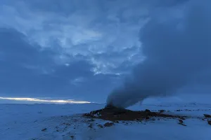 Geothermal Power Source Iceland Drucke: Mud pot with steam source at dawn