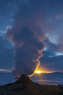 Hverir Geothermal Area Drucke: Mud pot with steam source at sunrise