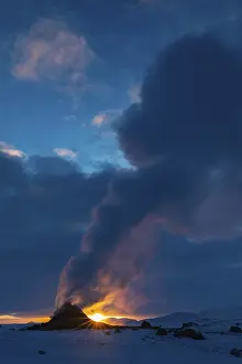 Icelandic Scenery Drucke: Mud pot with steam source at sunrise