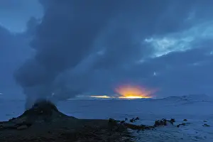 Iceland Geothermal Landscape Drucke: Mud pot with steam source at sunrise