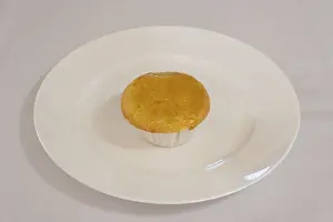 Dessert Photography Drucke: A muffin on a cake plate
