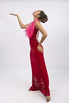 Mulatto Dancer Drucke: Mulatto girl dancer performs a dance elements