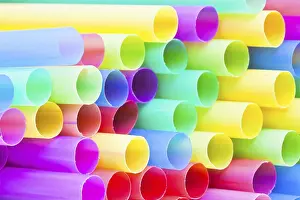 Colorful Drinking Straws Drucke: Multi-colored ends of multicolored plastic straws close up