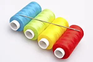 Sewing Shop Supplies Drucke: Multi-colored rainbow threads for sewing with needle