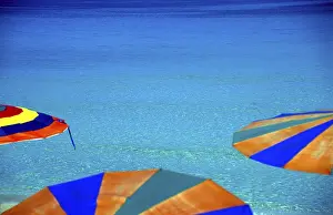 Gerahmter Druck : Farbige Regenschirme im Meer. Gerahmter Druck : Farbige Regenschirme im Meer.