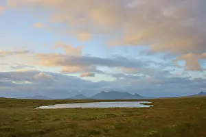 Sutherland County Travel Photography Drucke: Multi-layered clouds in an evening light over a lake and mountains