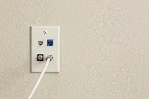 Living Room Interior Design Drucke: Multi-media wall plate with cable