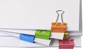 Handicraft Supplies Drucke: Multicolored paper clips on paperwork