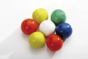 Studio Shot Of Sweets Drucke: Multicoloured gumballs in a circle
