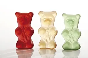Studio Shot Of Sweets Drucke: Multicoloured gummi bears, next to each other