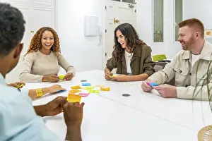 Diversity In The Workplace Drucke: Multicultural colleagues collaborating in a modern office workshop