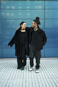 Couple Embracing Love Drucke: A multicultural couple embraces