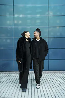 Happy Couple Moment Drucke: A multicultural couple walks closely