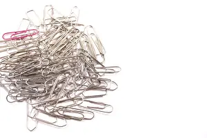 Office Supply Drucke: Multiple paper clips on a white background