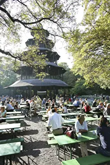 Autumn In Bavaria Drucke: Munich, DEU, 05. Oct. 2005 - People join the autumn sun at the famous beer garden namend Chinesischer Turm in Munich