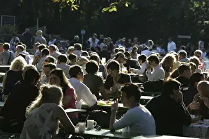 English Garden Bavaria Drucke: Munich, DEU, 05. Oct. 2005 - People join the autumn sun at the famous beer garden namend Chinesischer Turm in Munich