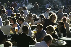 Autumn In Bavaria Drucke: Munich, DEU, 05. Oct. 2005 - People join the autumn sun at the famous beer garden namend Chinesischer Turm in Munich
