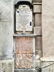 Bilder Datiert 21. Juni 2024: Munich print historic building facade epitaph skull relief