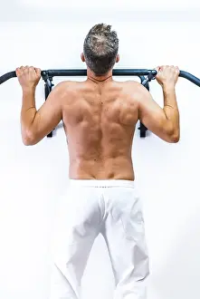 Physiotherapist Safety Measures Drucke: Muscles of the patient doing a pull-up