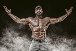 Bodybuilding Pose Drucke: Muscular athlete posing in the studio