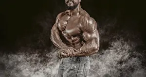Muscular Male Model Drucke: Muscular athlete posing in the studio