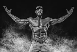 Muscular Bodybuilder Drucke: Muscular athlete posing in the studio